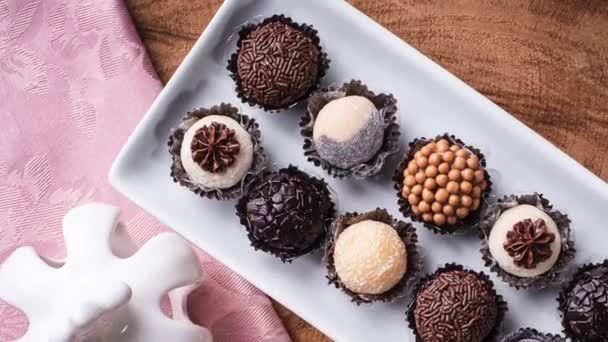 Varios Tipos Brigadeiro Gourmet Típico Dulce Brasil Vista Superior — Vídeos de Stock