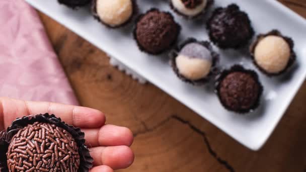 Mano Niño Sosteniendo Brigadeiro Chocolate Con Otros Brigadeiro Gourmet Fondo — Vídeo de stock