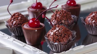 Kirazlı gurme Brigadeiro. Brezilya 'dan geleneksel tatlı. Tuğgeneral