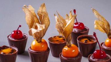 Gurme tugaylar, kiraz ve physalis. Brezilya tatlısı.