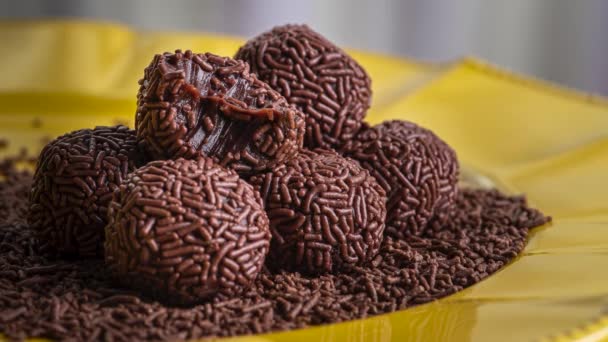 Tradicional Brigadeiro Chocolate Típico Dulce Brasil Uno Ellos Mordido — Vídeos de Stock