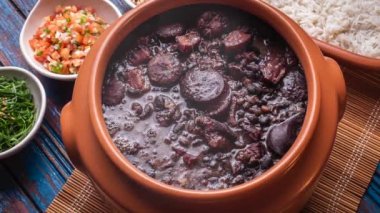 Tipik Brezilya yemeği Feijoada. Dumanla kaydır. Üst Görünüm