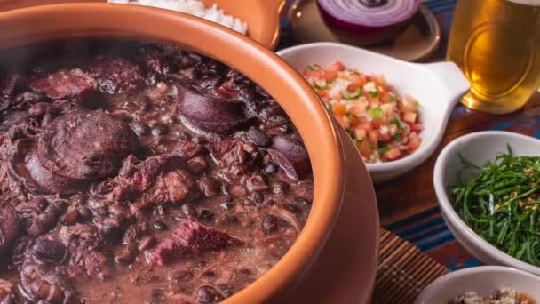 Plato Típico Brasileño Llamado Feijoada Diapositiva Disparada Con Humo Vista — Vídeos de Stock