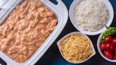 Tavuk stroganoff. Yanında pirinç ve salata var. Üst görünüm
