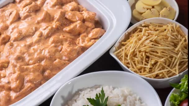 Kyckling Stroganoff Tillsammans Med Ris Och Sallad Ovanifrån — Stockvideo