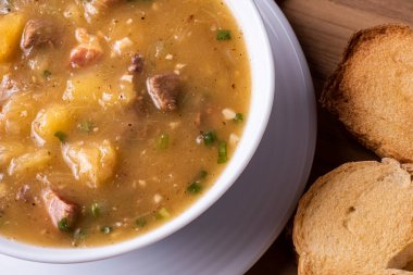 Cassava çorbası. Makarna, sosis, pastırma ve etten yapılmış kremalı et suyu..