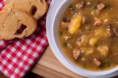 Cassava çorbası. Makarna, sosis, pastırma ve etten yapılmış kremalı et suyu..