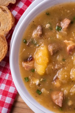 Cassava çorbası. Makarna, sosis, pastırma ve etten yapılmış kremalı et suyu..