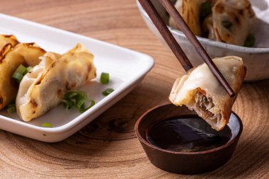 Çin ve Japon mutfağının Guioza veya Jiaozi aperatifleri..