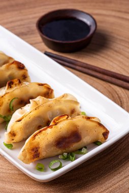 Çin ve Japon mutfağının Guioza veya Jiaozi aperatifleri..
