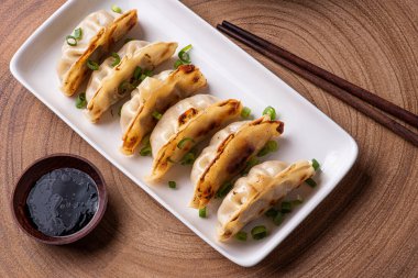 Çin ve Japon mutfağının Guioza ya da Jiaozi aperatifleri. Görmek için.