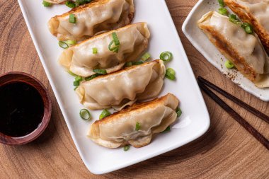 Çin ve Japon mutfağının Guioza ya da Jiaozi aperatifleri. Görmek için.