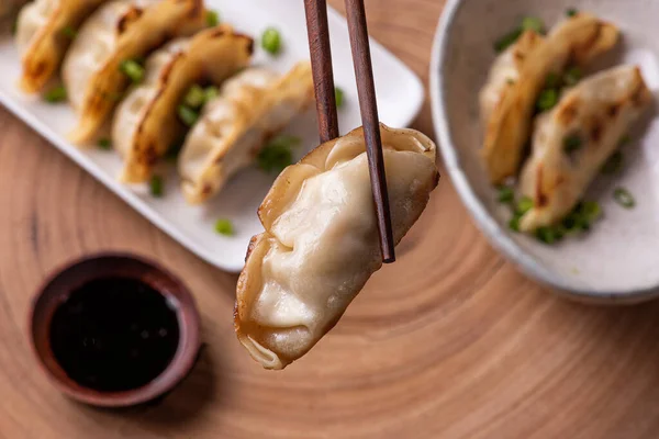 Çin ve Japon mutfağının Guioza veya Jiaozi aperatifleri..