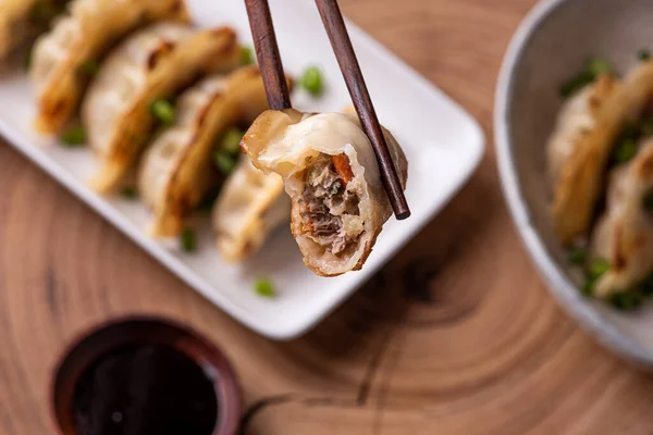 Çin ve Japon mutfağının Guioza veya Jiaozi aperatifleri..