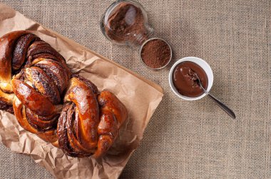 Çikolatalı Babka veya Brioche Ekmeği. Fındık kremalı. Üst görünüm.