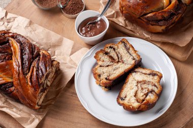 Çikolatalı Babka veya Brioche Ekmeği. Fındık kremalı. Üst görünüm.