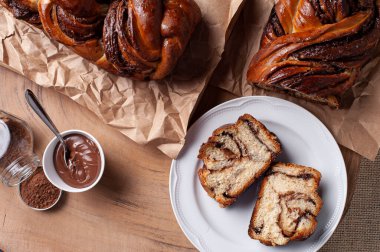 Çikolatalı Babka veya Brioche Ekmeği. Fındık kremalı. Üst görünüm.