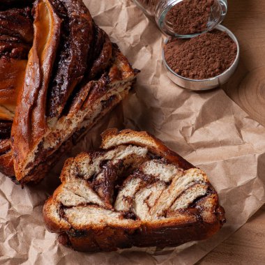 Çikolatalı Babka veya Brioche Ekmeği. Fındık kremalı. Üst görünüm.