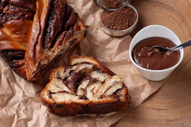 Çikolatalı Babka veya Brioche Ekmeği. Fındık kremalı. Üst görünüm.