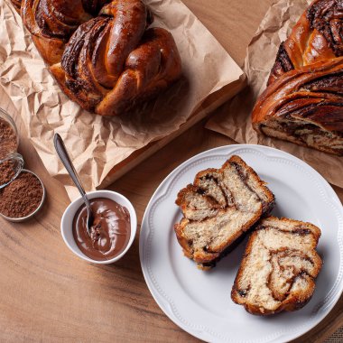 Çikolatalı Babka veya Brioche Ekmeği. Fındık kremalı. Üst görünüm.