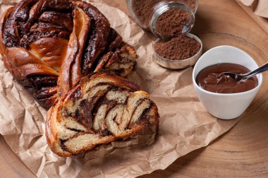 Çikolatalı Babka veya Brioche Ekmeği. Fındık kremalı. Üst görünüm.