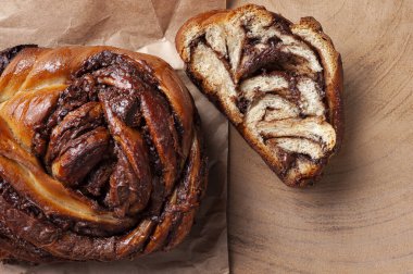 Çikolatalı Babka veya Brioche Ekmeği. Fındık kremalı. Üst görünüm