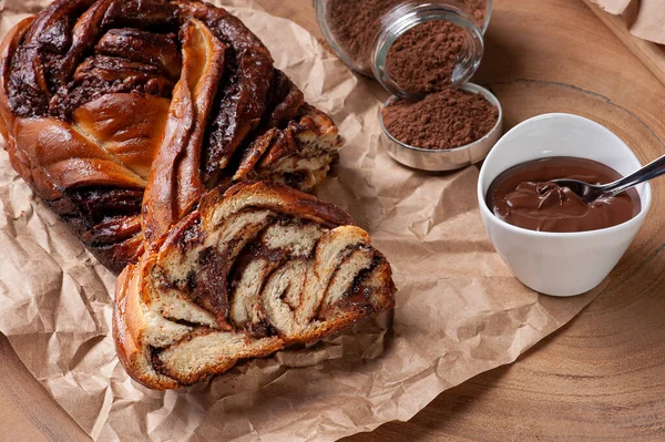 Çikolatalı Babka veya Brioche Ekmeği. Fındık kremalı. Üst görünüm.