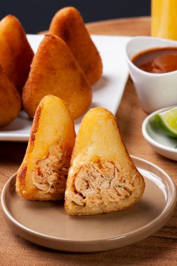 Tavuk coxinha. Brezilya mutfağının aperatifleri barlarda ve partilerde servis edilir.