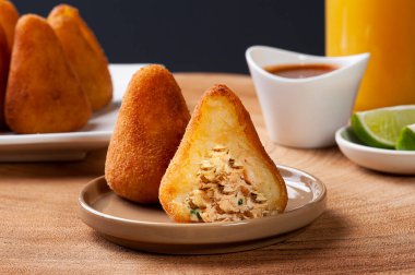 Tavuk coxinha. Brezilya mutfağının aperatifleri barlarda ve partilerde servis edilir.