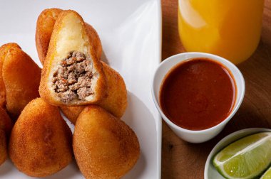 Köfte coxinha. Brezilya mutfağının aperatifleri barlarda ve partilerde servis edilir..