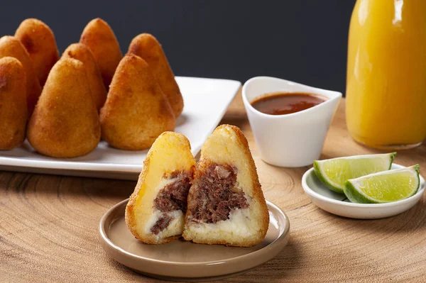 Kurutulmuş sığır Coxinha. Brezilya mutfağının aperatifleri barlarda ve partilerde servis edilir..
