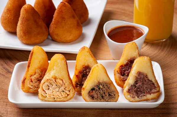 Tavuk coxinha, kıyma ve kurutulmuş et. Brezilya mutfağının aperatifleri barlarda ve partilerde servis edilir..