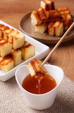 Kızarmış rennet peyniri. Brezilya 'da çok gelenekseldir. Yanında bal da vardır. Brazilain queijo coalho..