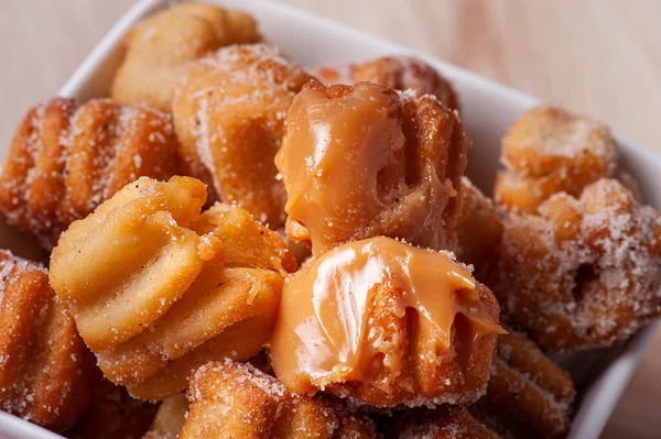 Dulce de leche ile ev yapımı mini churro.