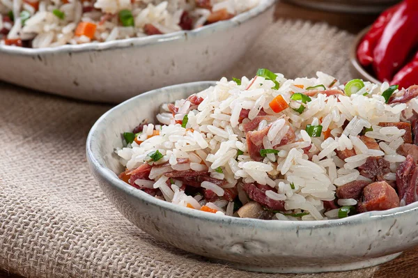 Arroz de Carreteiro - Pirinç, kurutulmuş et, sucuklu sosis, pastırma ve havuçtan yapılan Güney Brezilya 'dan tipik yiyecekler.