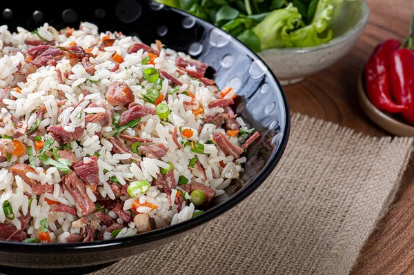 Arroz de Carreteiro - Güney Brezilya 'dan tipik yemek, pilav, kurutulmuş et, sucuk, domuz pastırması ve havuçla yapılır. Boşluğu kopyala