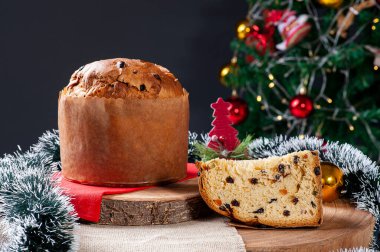 Panettone. Noel 'de sunulan tipik meyveli pasta. Uzayı kopyala Seçici odak