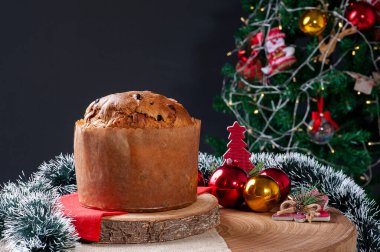Panettone. Noel 'de sunulan tipik meyveli pasta. Uzayı kopyala Seçici odak