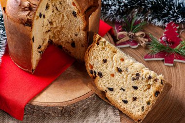 Panettone. Noel 'de sunulan tipik meyveli pasta. Seçici odak