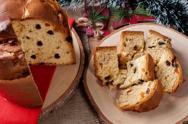 Panettone. Noel 'de sunulan tipik meyveli pasta. Üst Manzara. Seçici odak