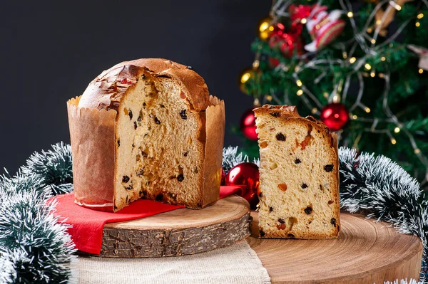 Panettone. Noel 'de sunulan tipik meyveli pasta. Seçici odak