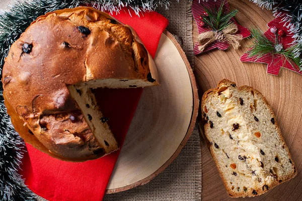 Panettone. Noel 'de sunulan tipik meyveli pasta. Üst Manzara. Seçici odak