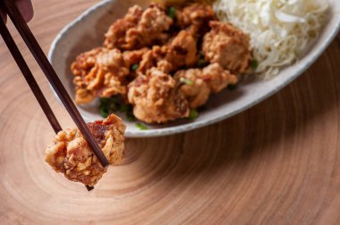 Karaage. Tipik Japon kızarmış tavuğu..