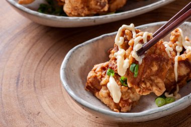 Karaage. Tipik Japon kızarmış tavuğu. Boşluğu kopyala