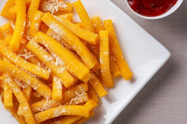 Kızarmış mısır lapası. Brezilya mutfağı aperatifi. Üst görünüm