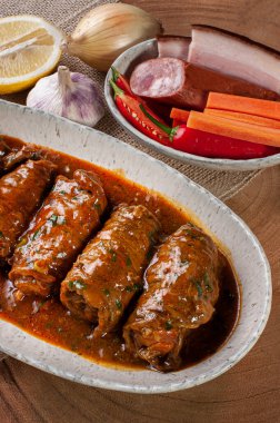 Lezzetli domates soslu biftek. Üst görünüm