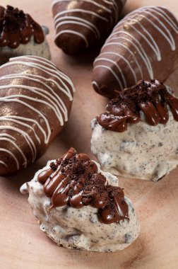 Çilekle doldurulmuş gurme tugaycılar. Üst görünüm