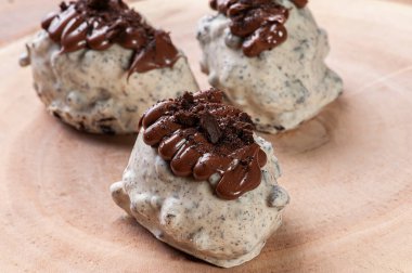 Çilekle doldurulmuş gurme tugaycılar. Üst görünüm