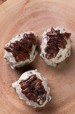 Çilekle doldurulmuş gurme tugaycılar. Üst görünüm