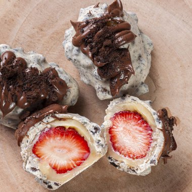 Çilekle doldurulmuş gurme tugaycılar. Üst görünüm